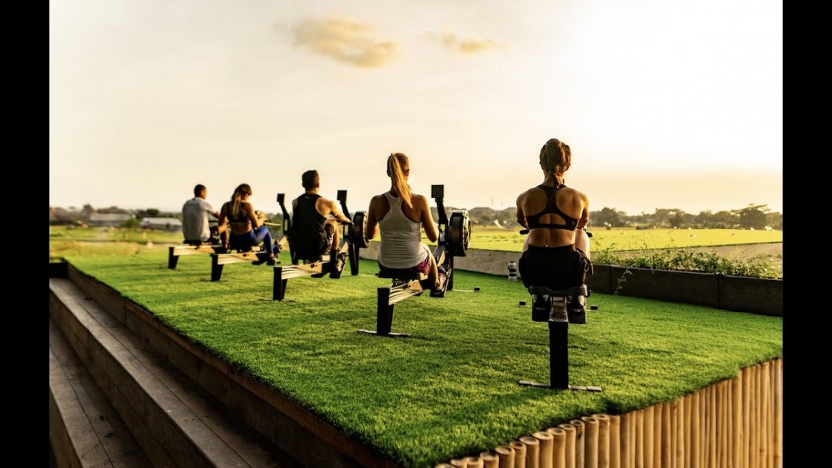 Member Empire Fit Club berolahraga dengan view sawah